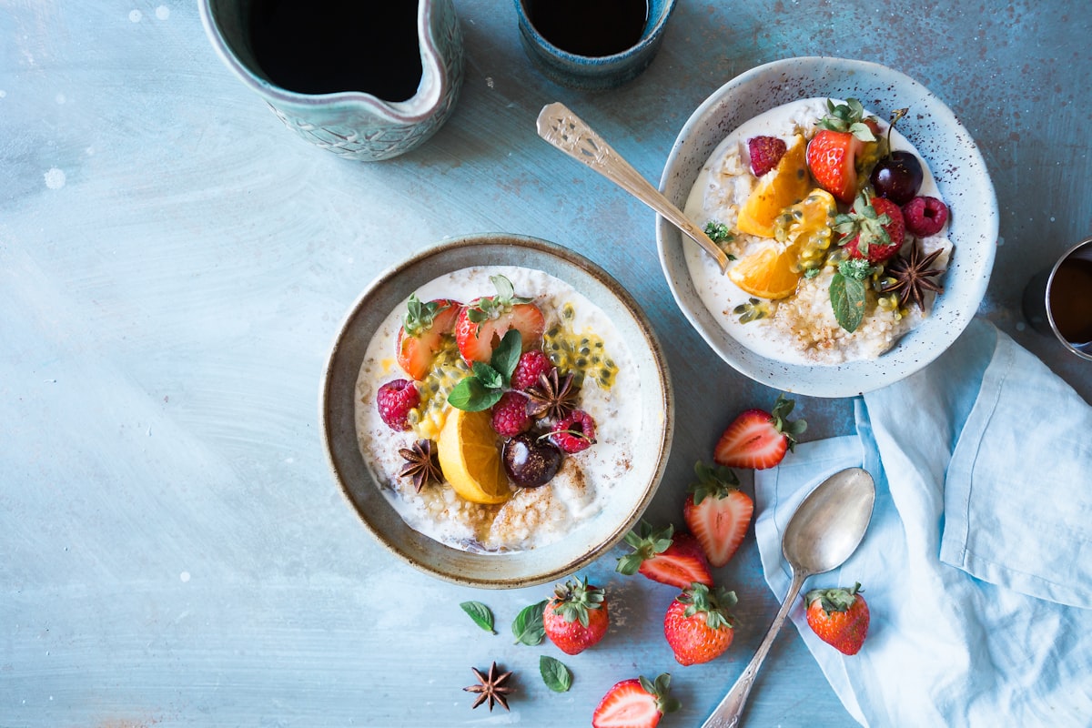 Alimentation saine avec fruits, légumes et protéines
